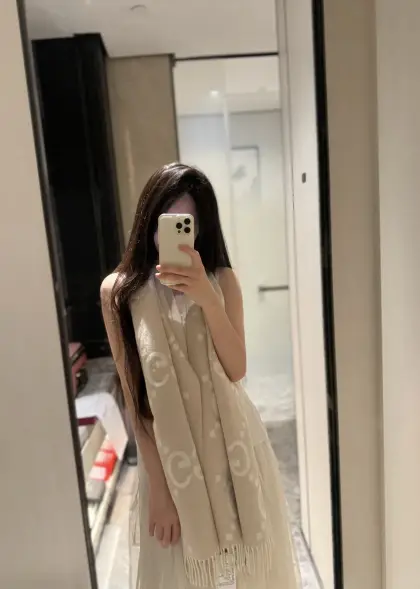 Gucci最新款 新色👍稀有品质😵😵太好看了❤️Gucci最新ZG同步款 ️图案真的超级好看啊~就喜欢这种GG腔调!价格超级给力,福利推荐❤️ZG售价7215❗️面料是强捻精纺双面山羊绒提花,非常工整精致的面料,呈现出极具力度的线面结构,极具支撑力及柔韧性 ️骨灰级老客户实用推荐,这样的质感,款式,工艺,真的可以秒杀太多 ️好的材质,款式,工艺,给予我们的感受是完全不同的 ️很多时候,不仅需要一件高品质的,最关心的还是好驾驭.懂得入.限量的配色,男女围都特别好看 ️规格:35*190cm